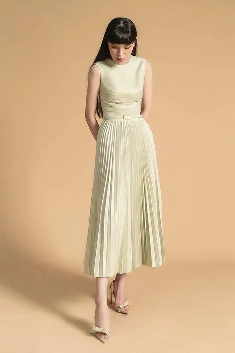 Elegant sleeveless round pleated dress- Lia