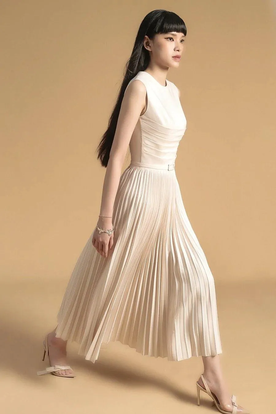 Elegant sleeveless round pleated dress- Lia