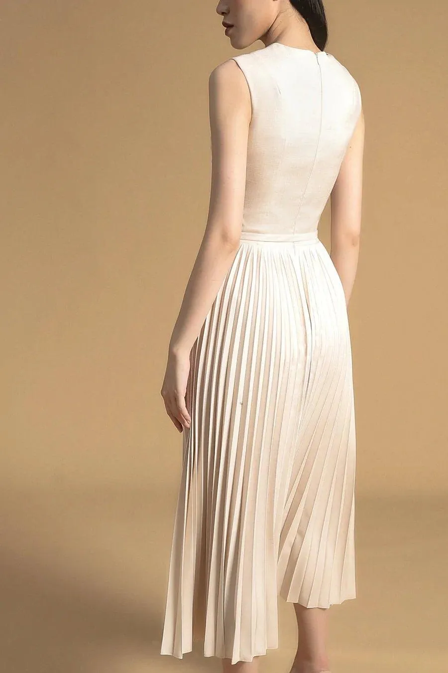 Elegant sleeveless round pleated dress- Lia